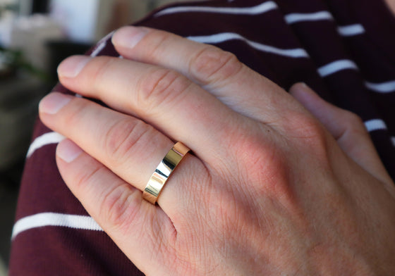 Plutôt discret poli