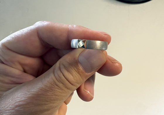 Jonc homme avec pierre facettée en or.