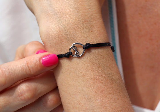 Le noeud de l'amour sur fil