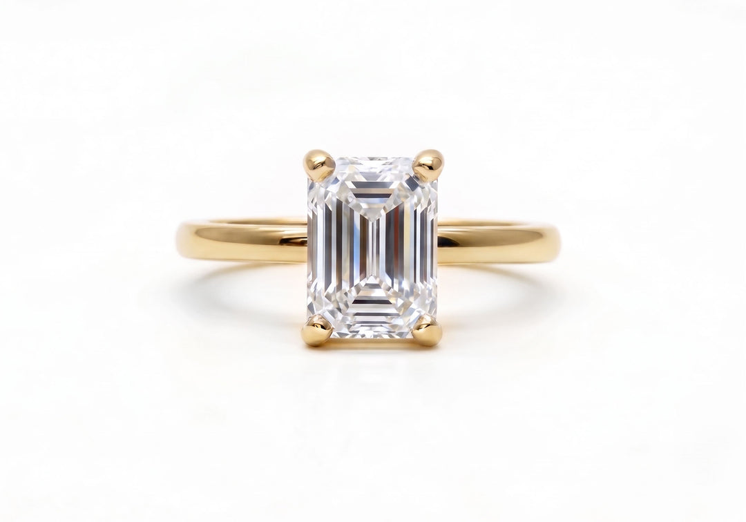 Bague solitaire L'exquise coupe émeraude en or jaune – Flamme en Rose