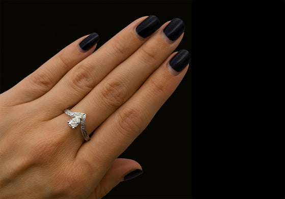 Bague texturée en V avec moissanite poire.