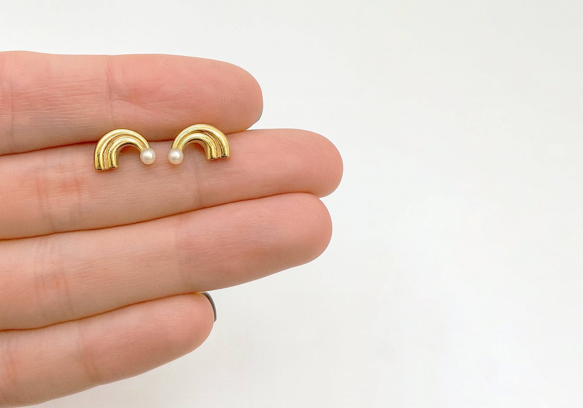 Boucles d'oreilles arc-en-ciel en or jaune et perles