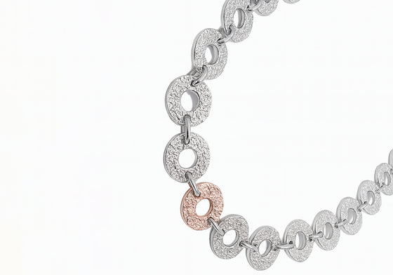 Collier avec anneaux texturés