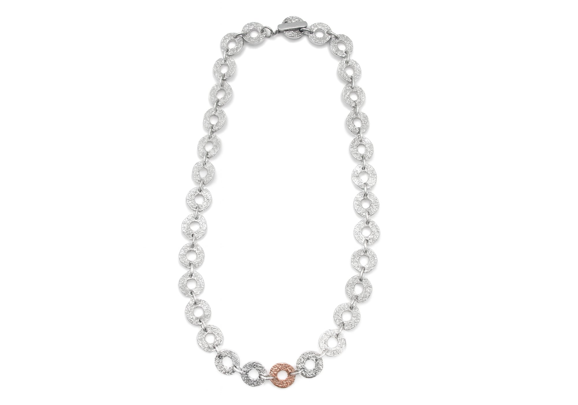 Collier avec anneaux texturés