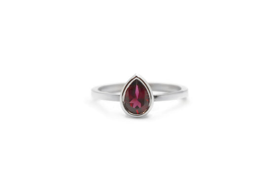 Solitaire goutte avec grenat rhodolite