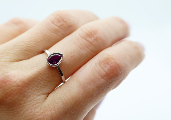Solitaire goutte avec grenat rhodolite