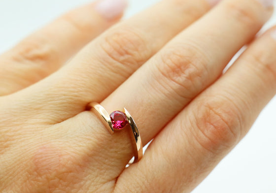 Bague croisée avec rubis de laboratoire
