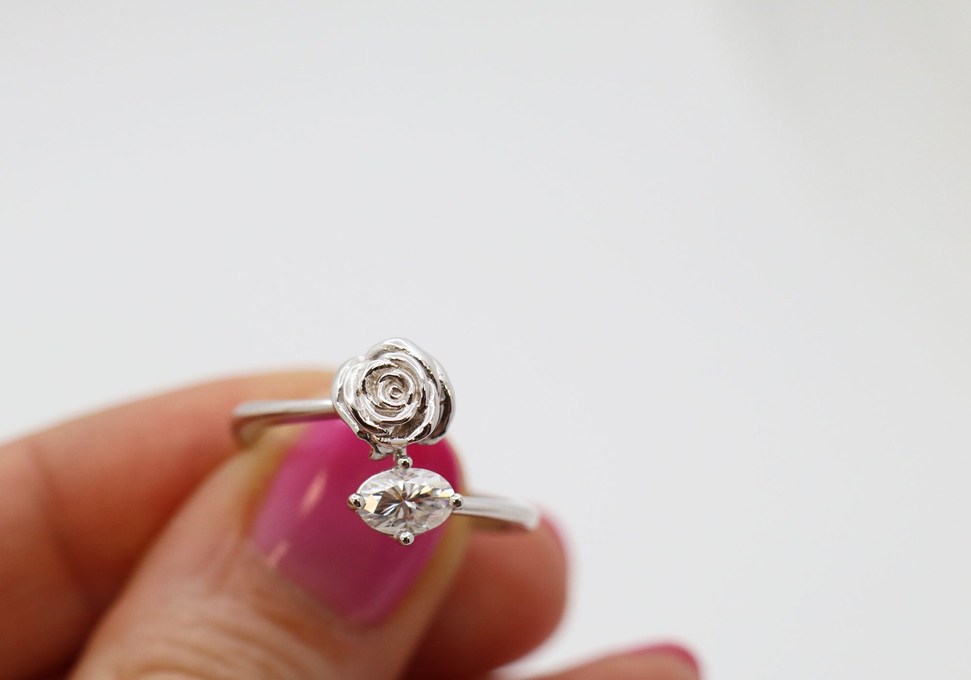 Bague croisée avec rose et moissanite