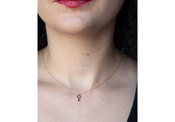 Collier avec symbole féminin