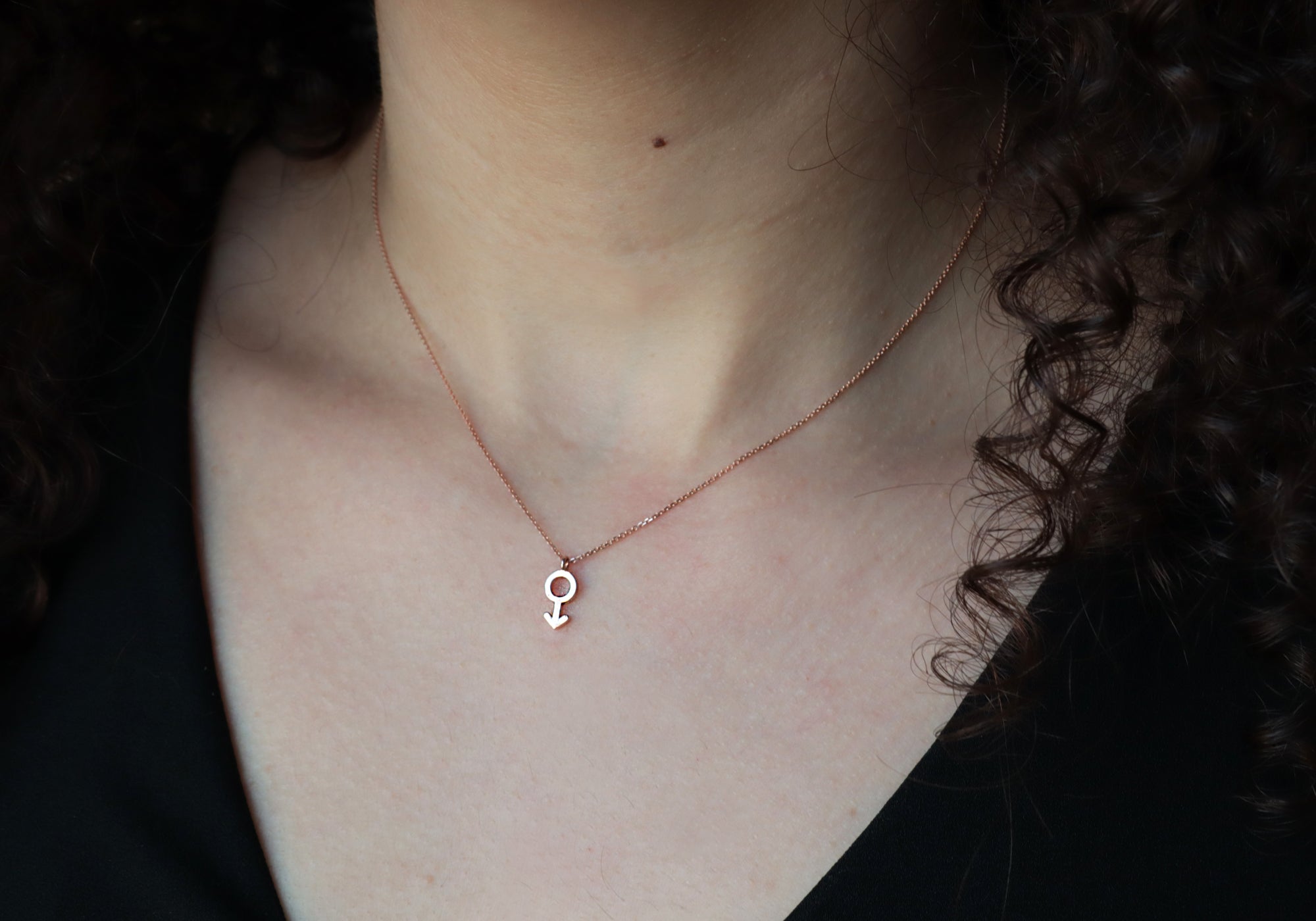Collier avec symbole masculin.