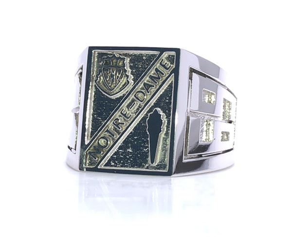 Bague de graduation restaurée en argent sterling, gravée aux emblèmes du Collège Notre-Dame, incluant l’écusson, la torche et le lettrage d’origine.