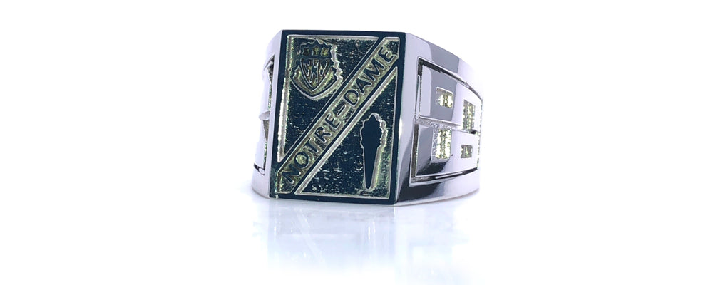 Bague de graduation restaurée en argent sterling, gravée aux emblèmes du Collège Notre-Dame, incluant l’écusson, la torche et le lettrage d’origine.