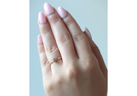 Bague en forme de triangle avec saphirs naturels