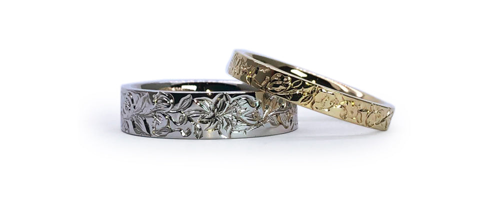 Ensemble d’anneaux en or blanc et or jaune avec gravure florale faite à la main. Création artisanale, chaque motif est ciselé avec soin sur tout le pourtour.