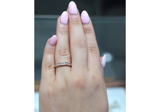 Jonc moderne au sertissage en semi-éternité