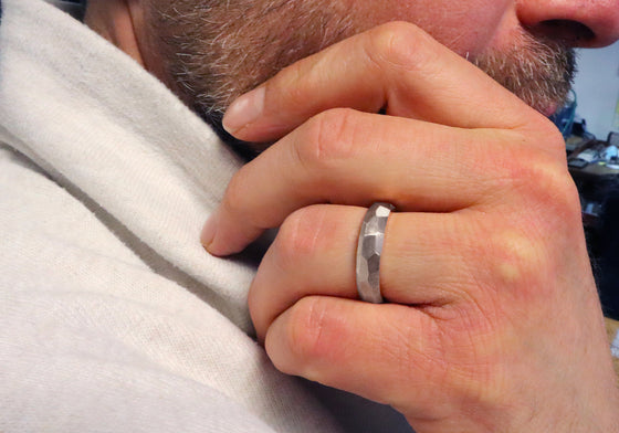 L'aventurier des rochers satiné (Ag925)