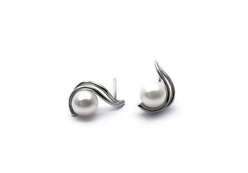Curved earrings from the Le Berceau collection in sterling silver with white freshwater pearl