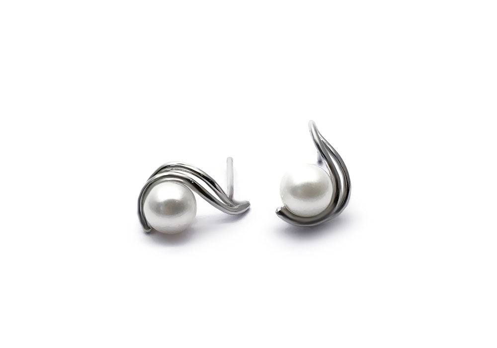 Boucles d'oreilles courbées  de la collection Le Berceau en argent sterling avec perle d'eau douce blanche