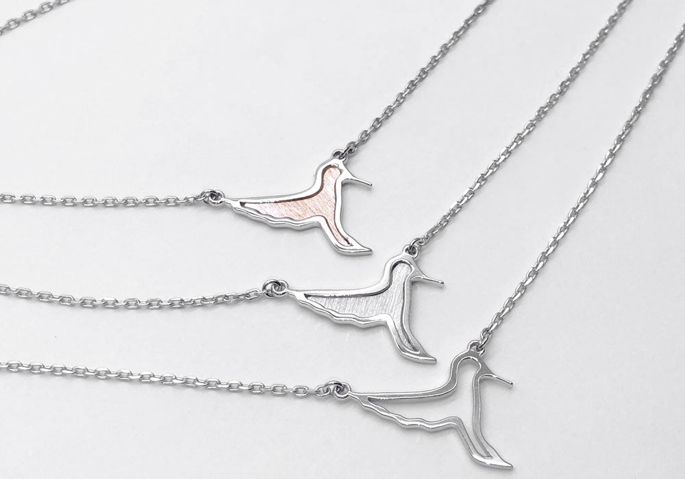 Trio de collier représentant des oiseaux colibris sur fond blanc
