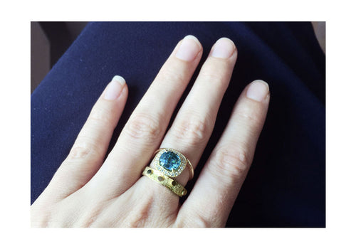 bague zircon bleu et diamants or jaune double signature halo sur main