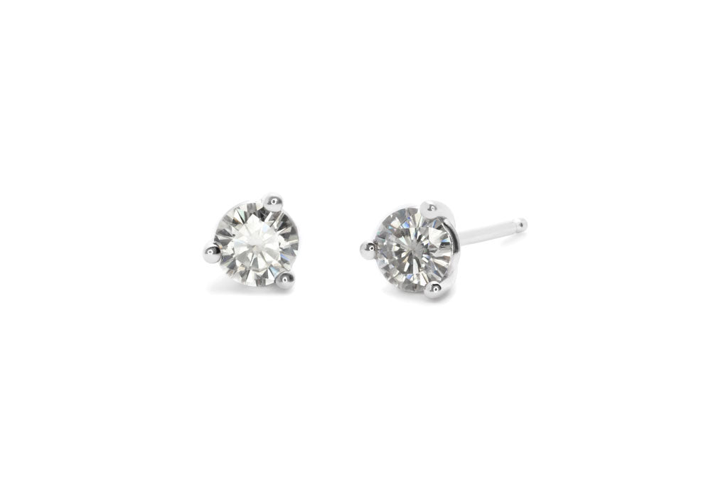 Earrings in white gold with 30 points moissanites